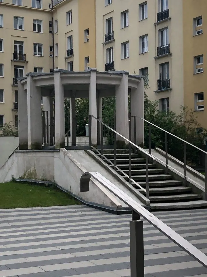 Modernistyczna altana i schody na dziedzińcu kamienicy