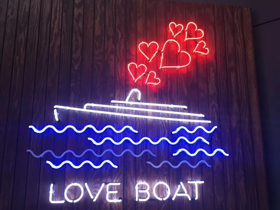 Neon Love Boat ze statkiem i falami