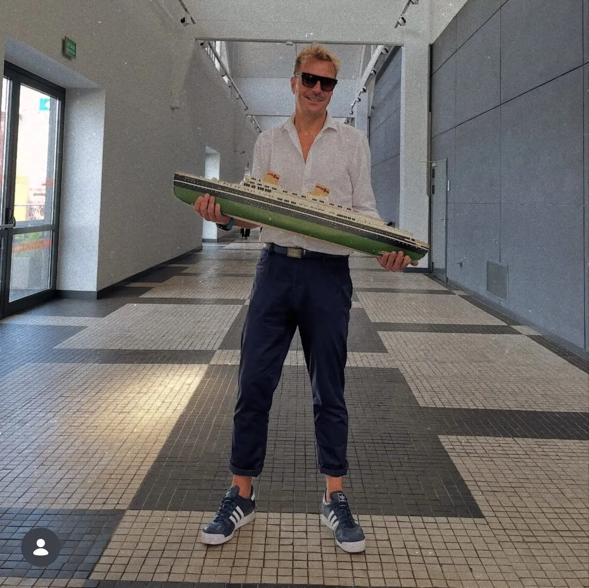 Z modelem transatlantyku w muzeum