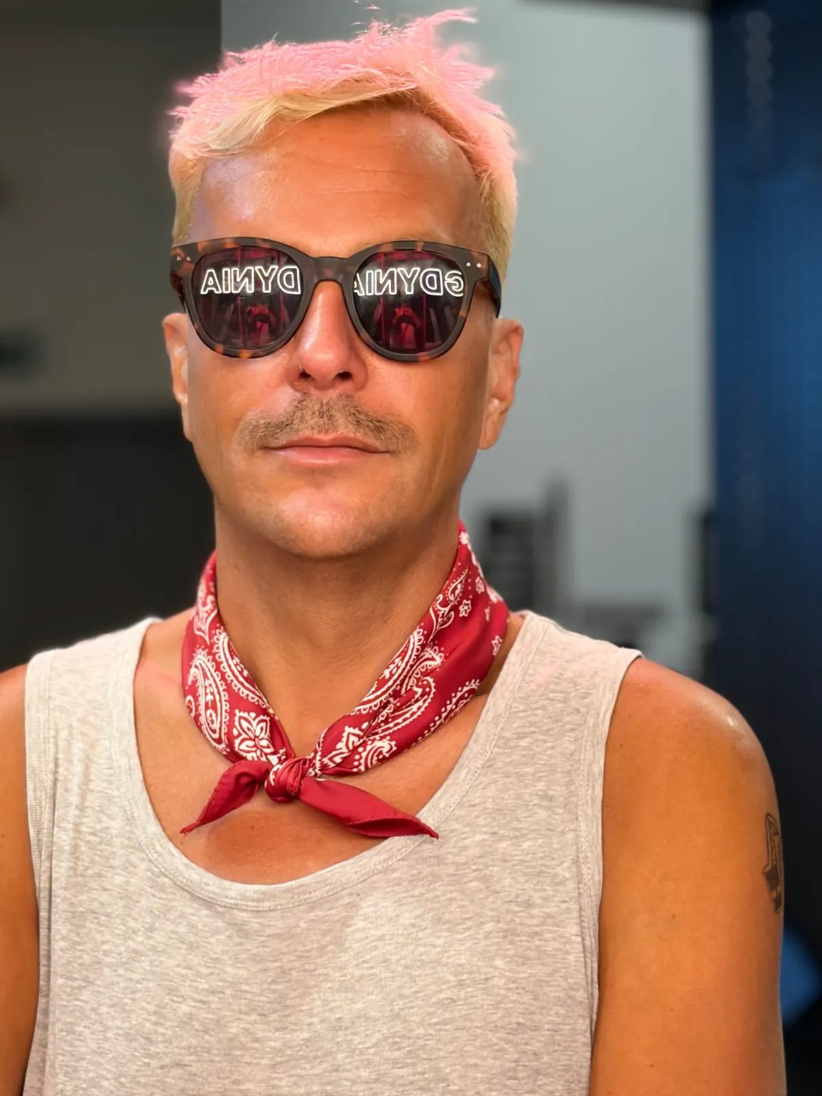 Portret w okularach, w których odbija się napis Gdynia