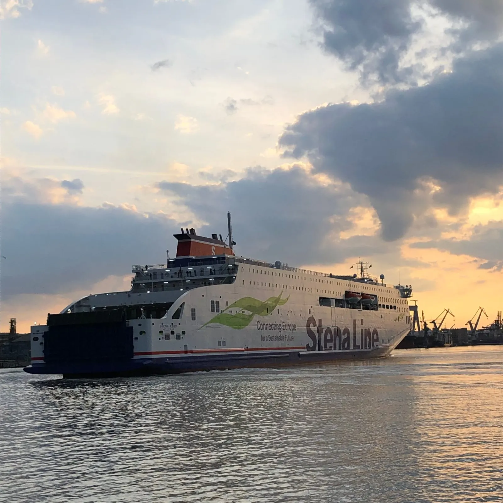 Prom Stena Line w porcie w Gdyni o zachodzie słońca