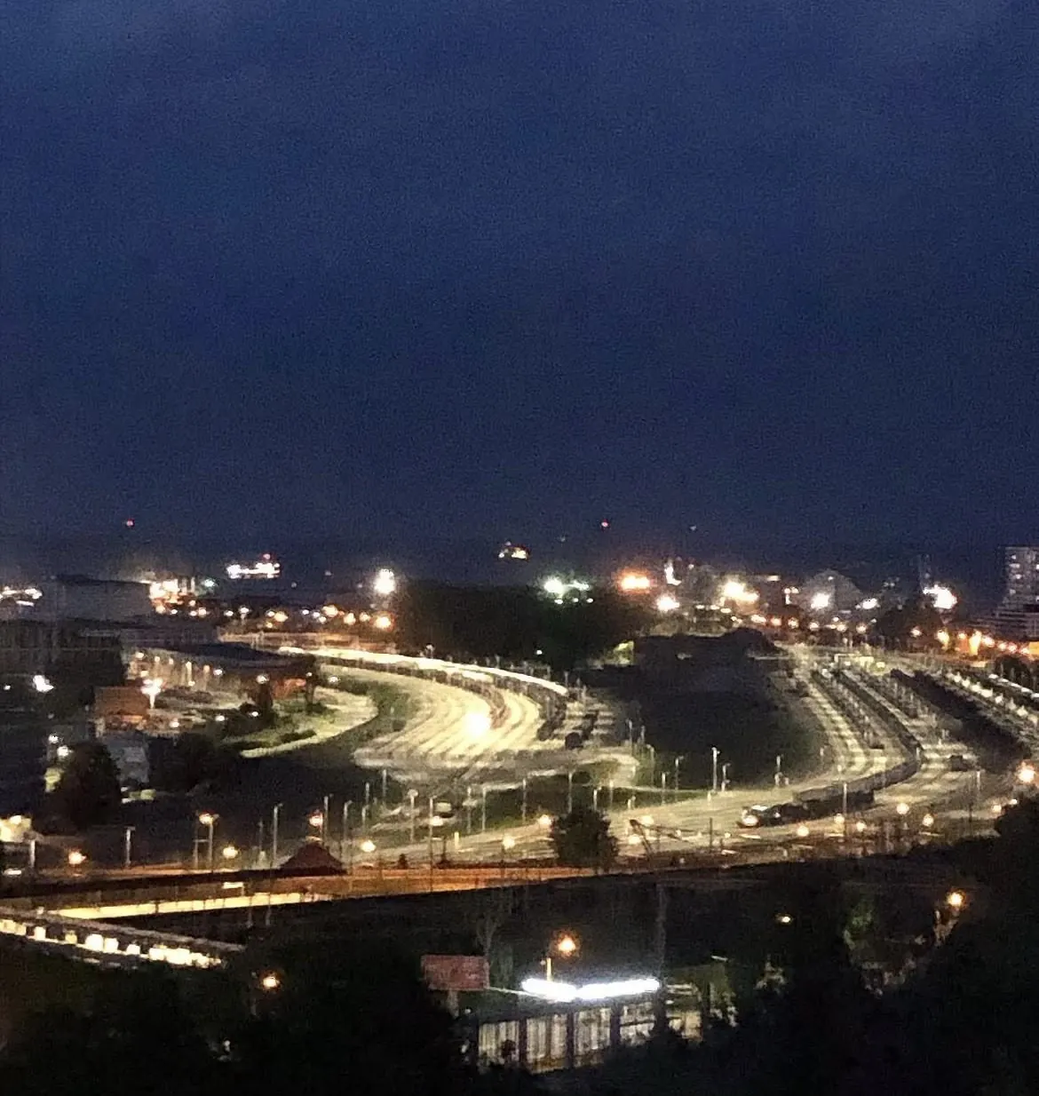 Nocna panorama portu i torów w Gdyni